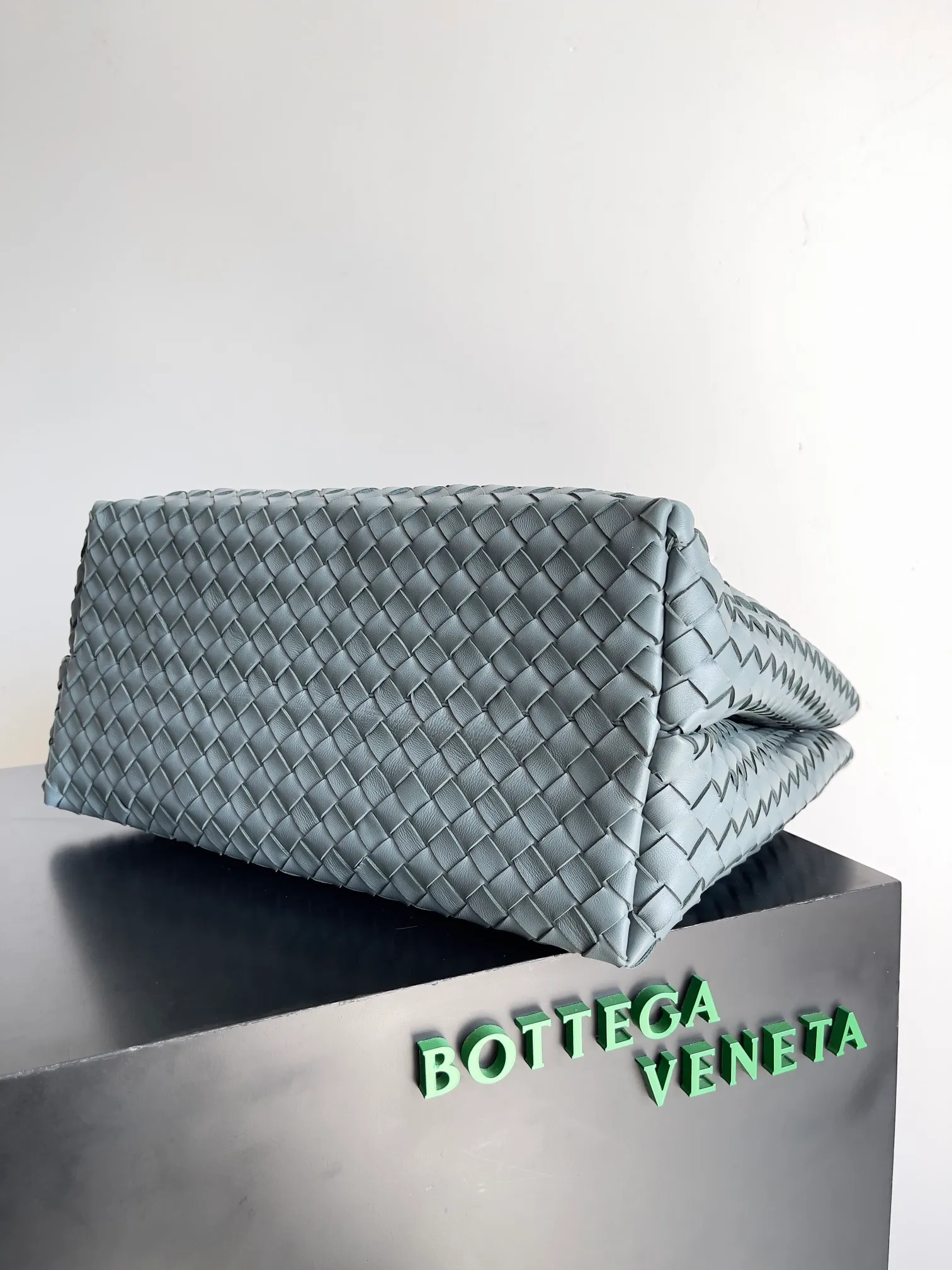 Batch 3760 Recently, the same style of bag that celebrities love is both high-end and practical. Michelle Yeoh, Kim Namjoon, Jing Boran, Tong Liya, Sun Qian, Wu Qianyu, Du Juan, Ma Yili and Bai Baihe are all carrying Bottega Veneta summer series Andiamo handbags. Andiamo has a simple structure and rounded lines. The whole piece is made of Nappa leather. It is comfortable, soft and dynamic. It adds interest to daily life and can be easily matched with various styles. Andiamo handbags are available in three sizes: small, medium and large. There are many colors to choose from, which can meet different needs. You can really carry it whether it is daily or attending events. Style number: 743575 Size: 45*22*34 including handle height 44cm